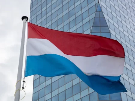 Netherlands Introduces Online Deposit Limits Amid Evolving Gambling Regulations